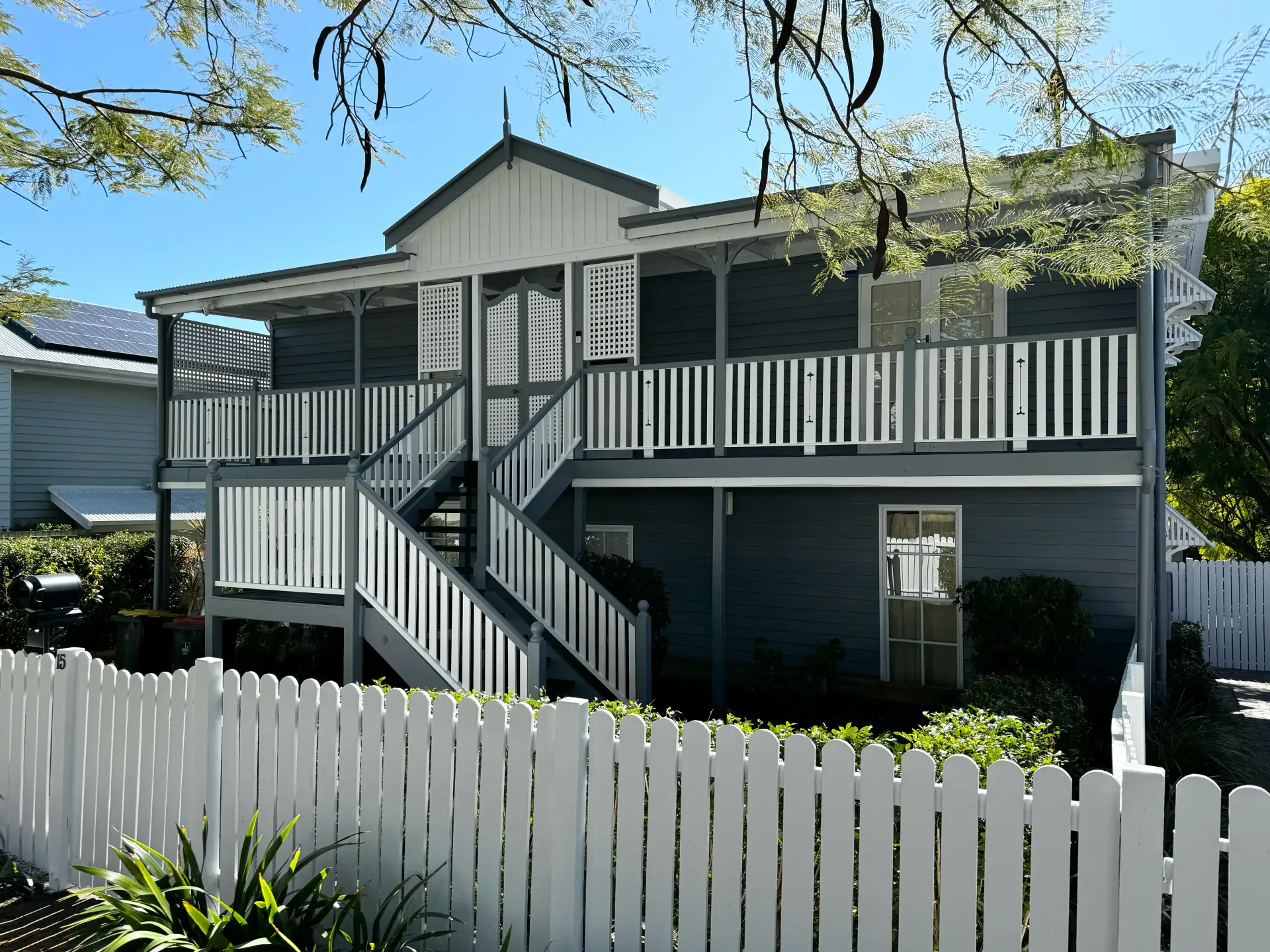 Professional painters working on a Brisbane home | Metro Painting Group